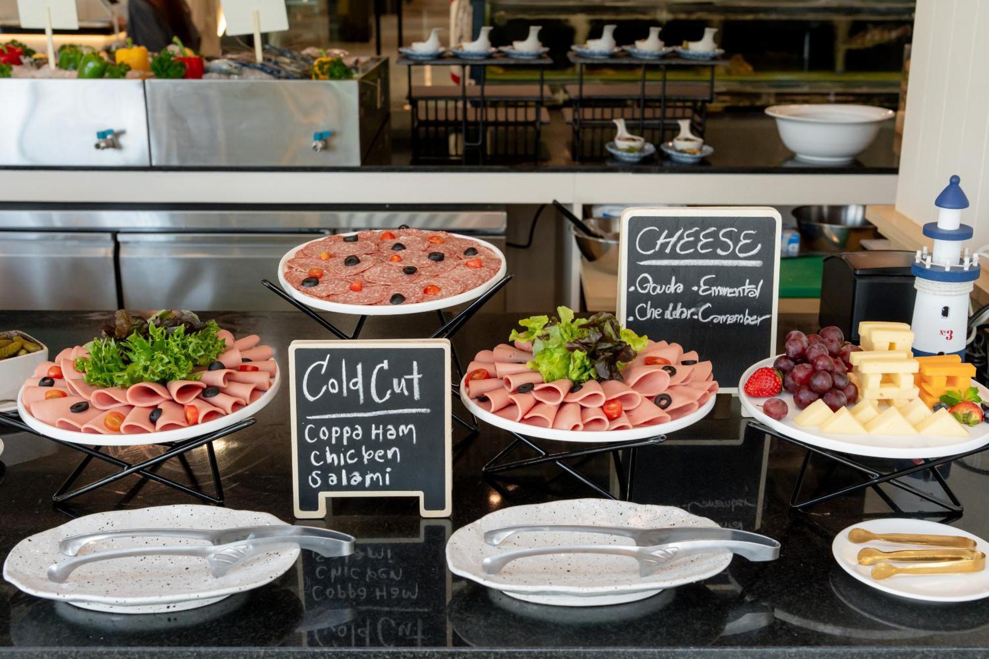 Somerset Pattaya Ngoại thất bức ảnh A buffet with cold cuts and cheese