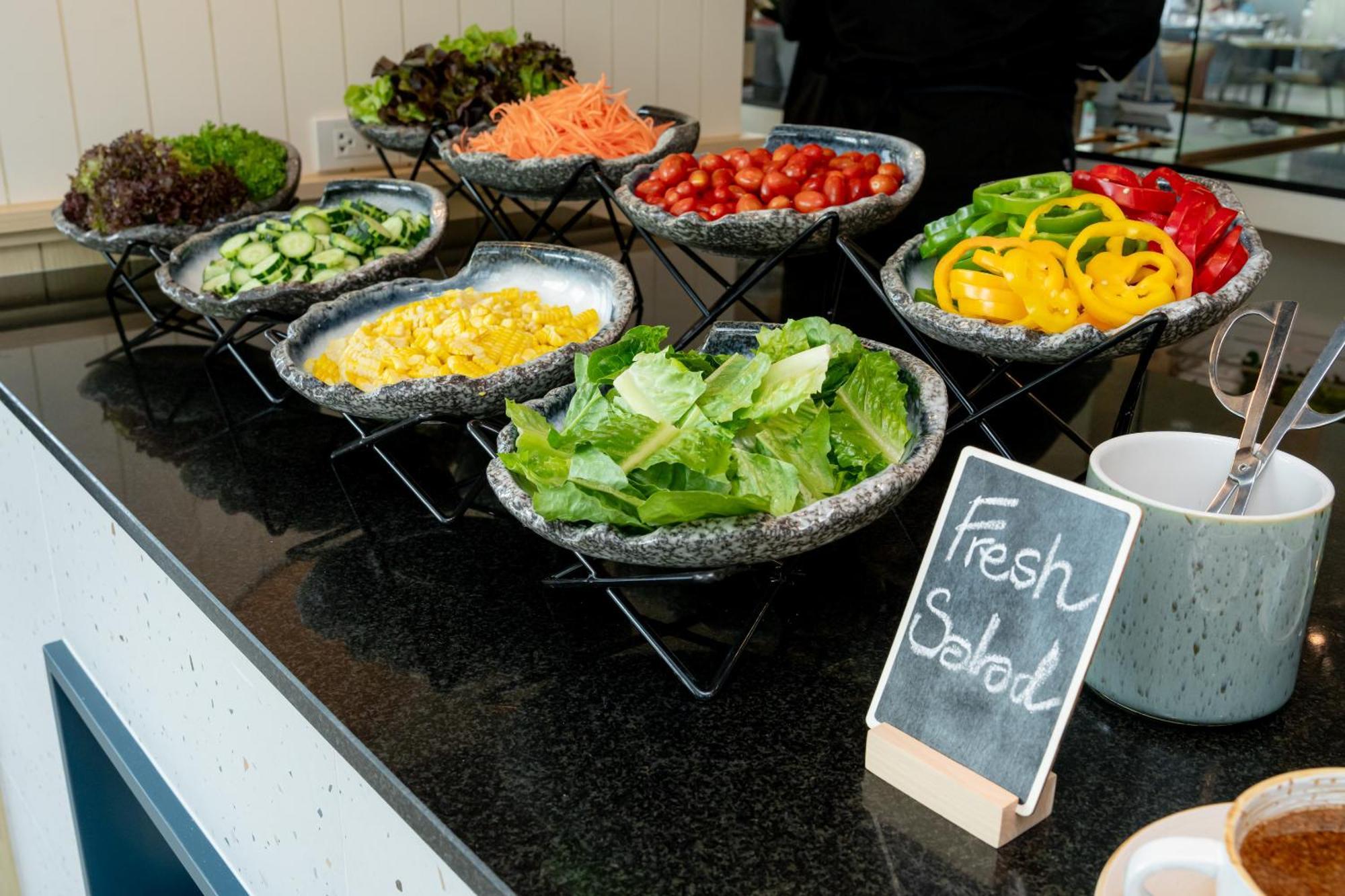 Somerset Pattaya Ngoại thất bức ảnh A salad bar