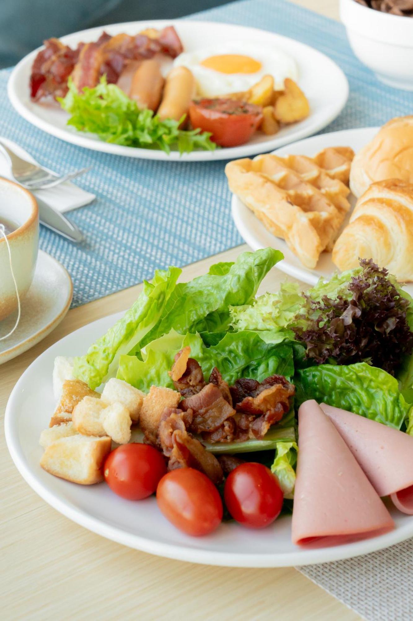 Somerset Pattaya Ngoại thất bức ảnh A salad with bacon