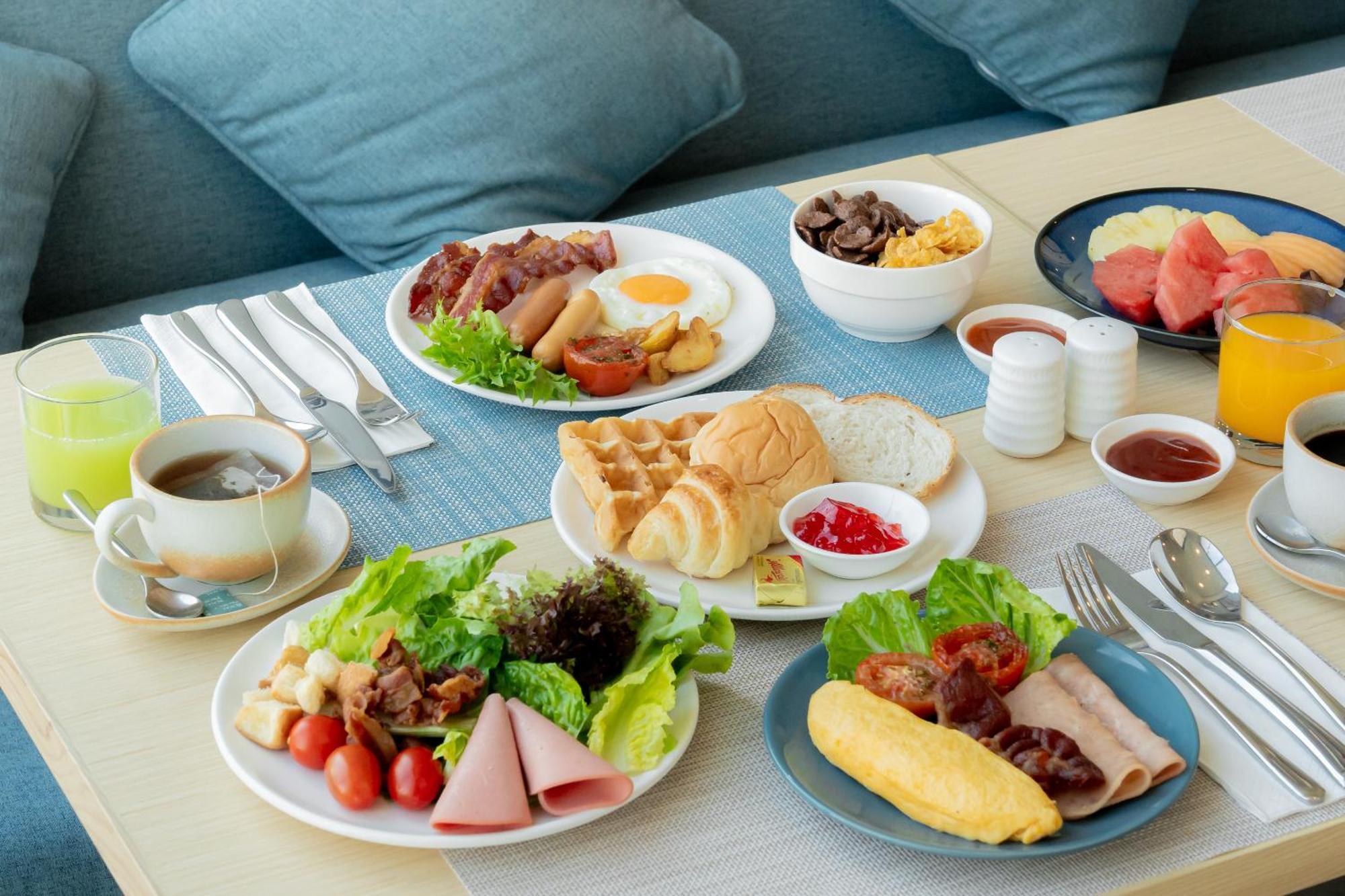 Somerset Pattaya Ngoại thất bức ảnh A typical Western breakfast