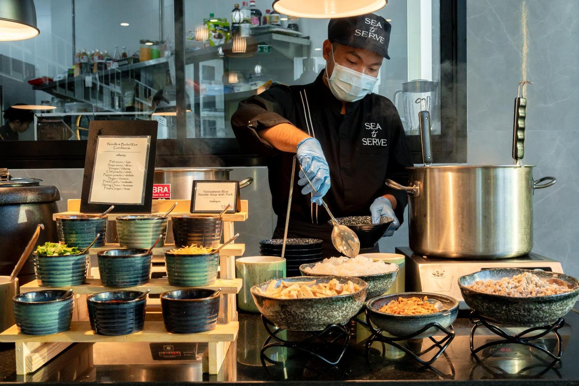 Somerset Pattaya Ngoại thất bức ảnh A live kitchen at a hotel
